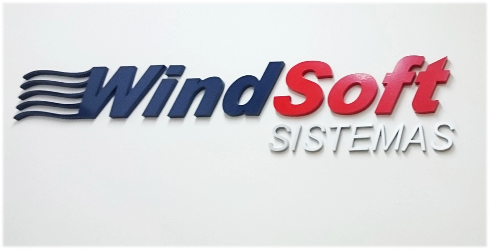 WindSoft Sistemas – Logotipo Logotipo da WindSoft Sistemas fixado em uma parede branca.